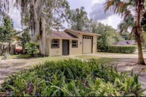 Carriage House · Carriage House Duplex Close to Busch Gardens/USF!